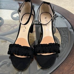 Black velvet straps heels 8